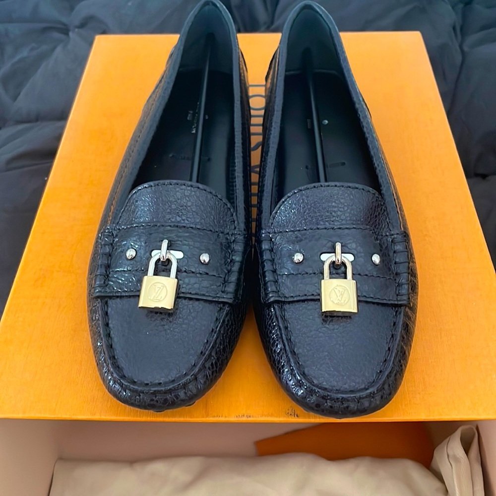 Authentic LOUIS VUITTON Black Close Up Loafer